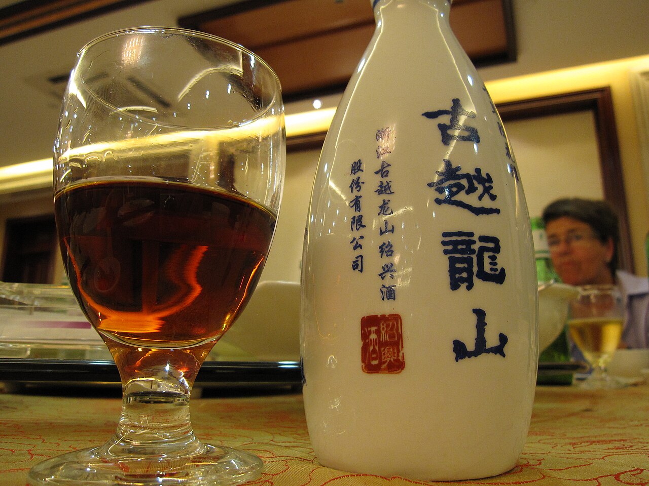 Reference photo of yellow rice wine, not a Wang Bao He product photo