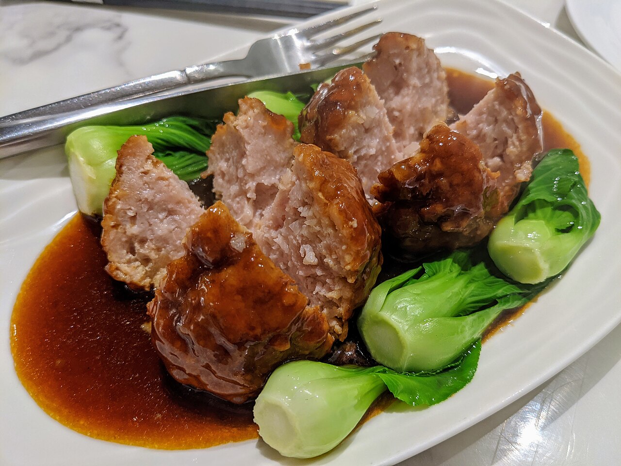Reference photo showing the form of a Shanghai-style lion's head meatball, not a Wang Bao He dish photo